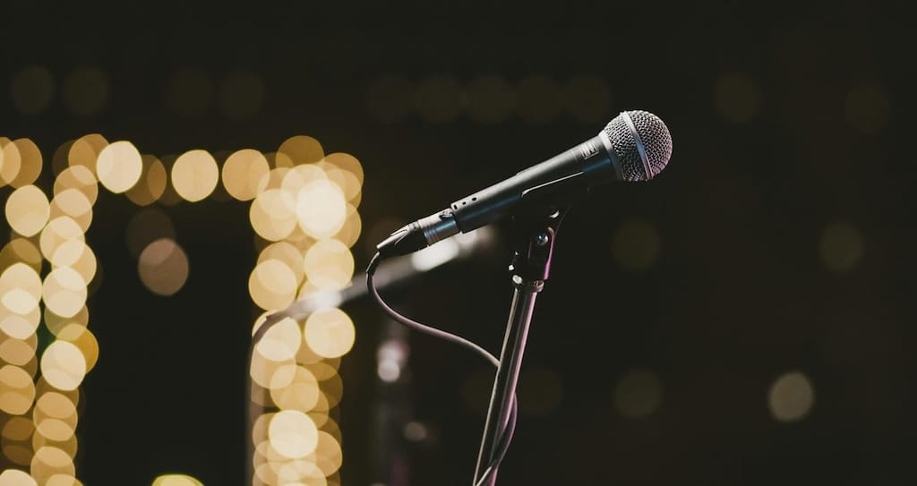Open Mic βραδιές γέλιου για νέους και έμπειρους κωμικούς