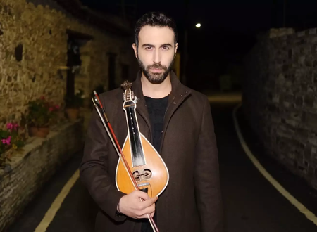 Ο Γιάννης Κρητικός φέρνει το ελληνικό καλοκαίρι στη σκηνή του Garden