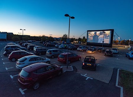Drive-in Cinema στο Δάλι με κλασικά αυτοκίνητα και μεγάλη οθόνη